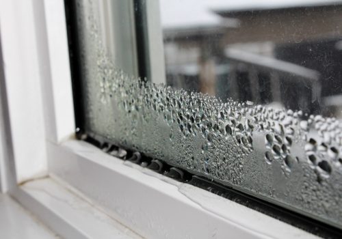 repérer l’humidité dans une maison grâce à la condensation sur une vitre